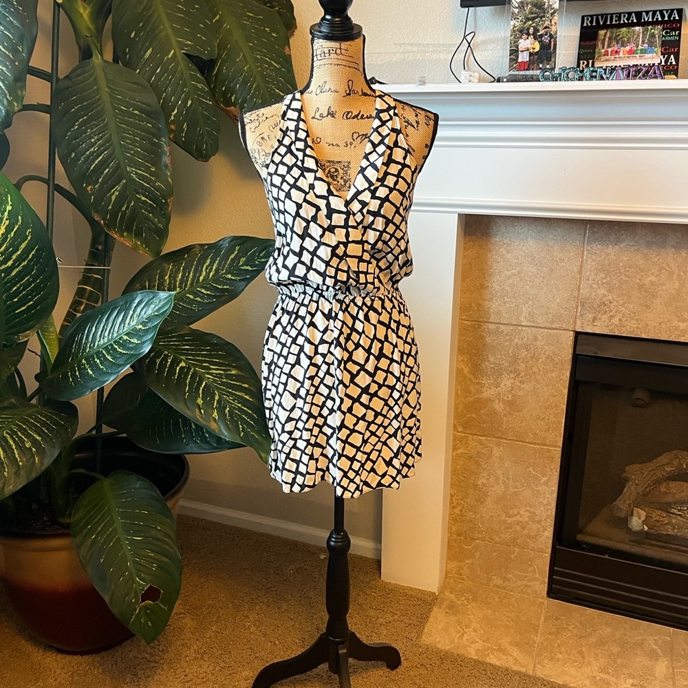Parker Dress Mini Dress Chic mini dress with a bold pattern. 
Light weight.